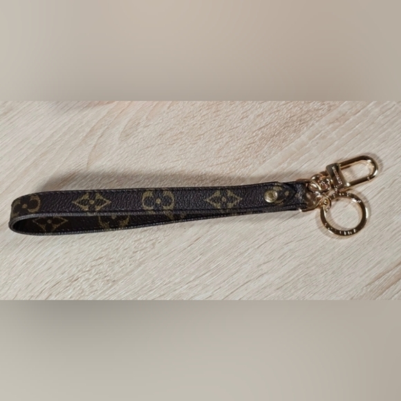 Authentic LOUIS VUITTON Monogram Canvas Wristlet Strap Keychain - Picture 10 of 10